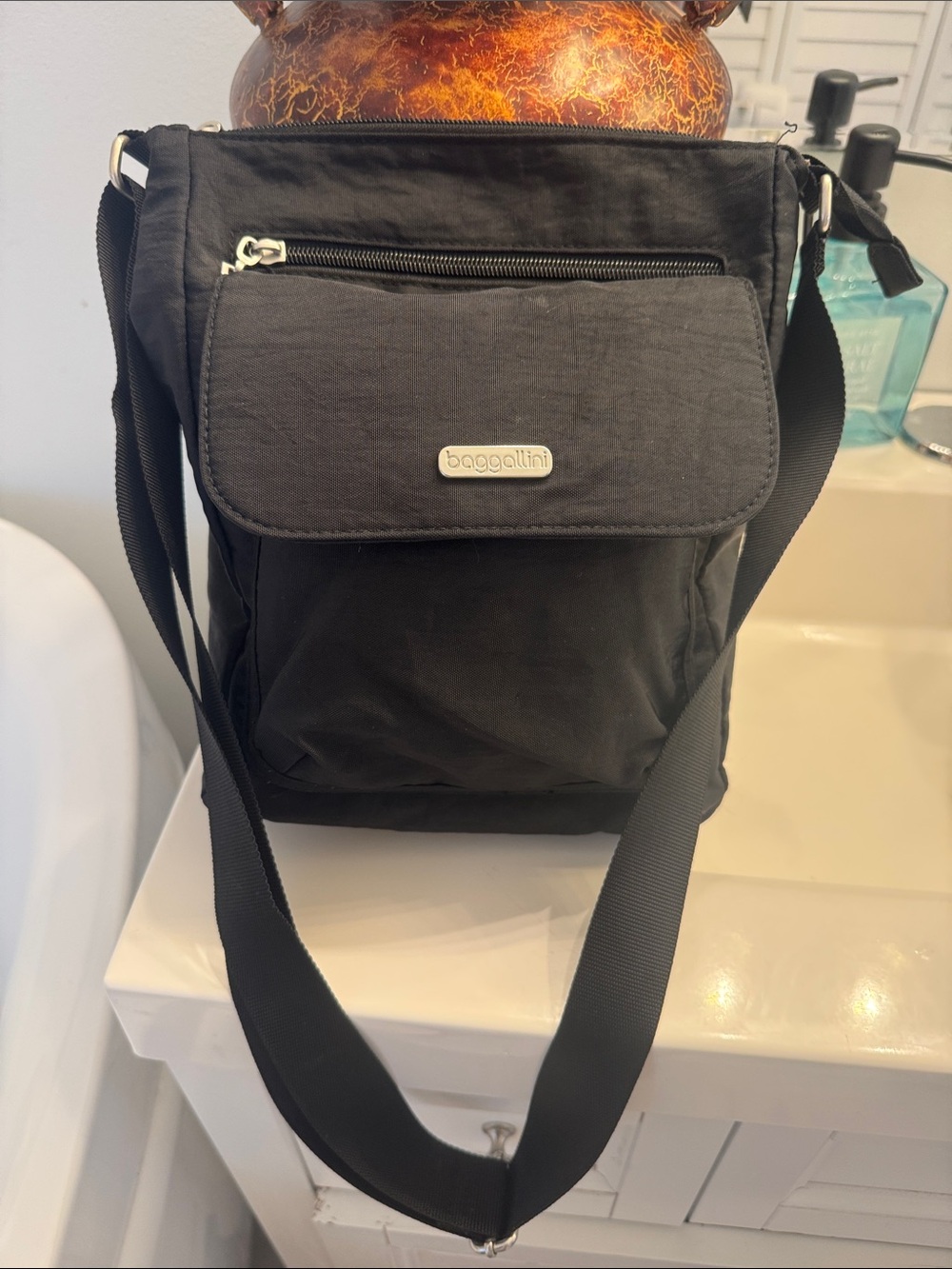 Baggallini Black Nylon Crossbody Messenger Bag small bag HUGE storage!